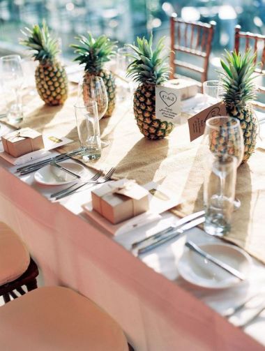 Ananas als decoratie op een dinertafel