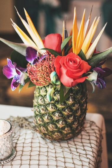 Tropisch boeket in een ananas op bruiloft