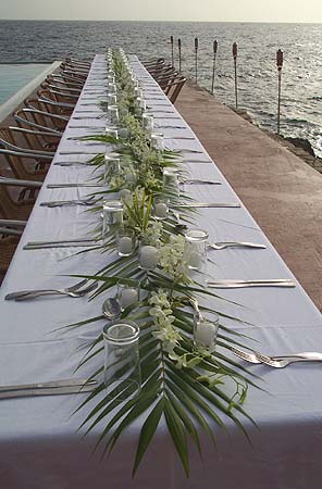 Tropische decoratie van een dinertafel